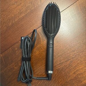 EUC Ghd Glide ceramic hot styling brush. Tool used 1x. Auto temp setting.
